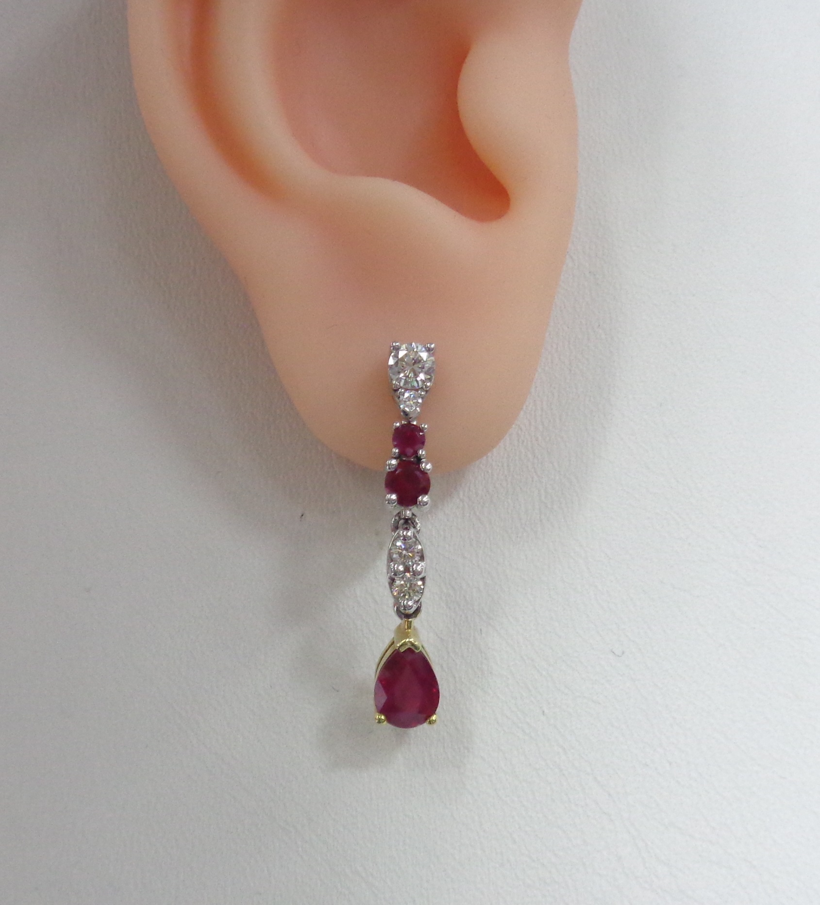 Серьги из комбинированного золота с рубинами